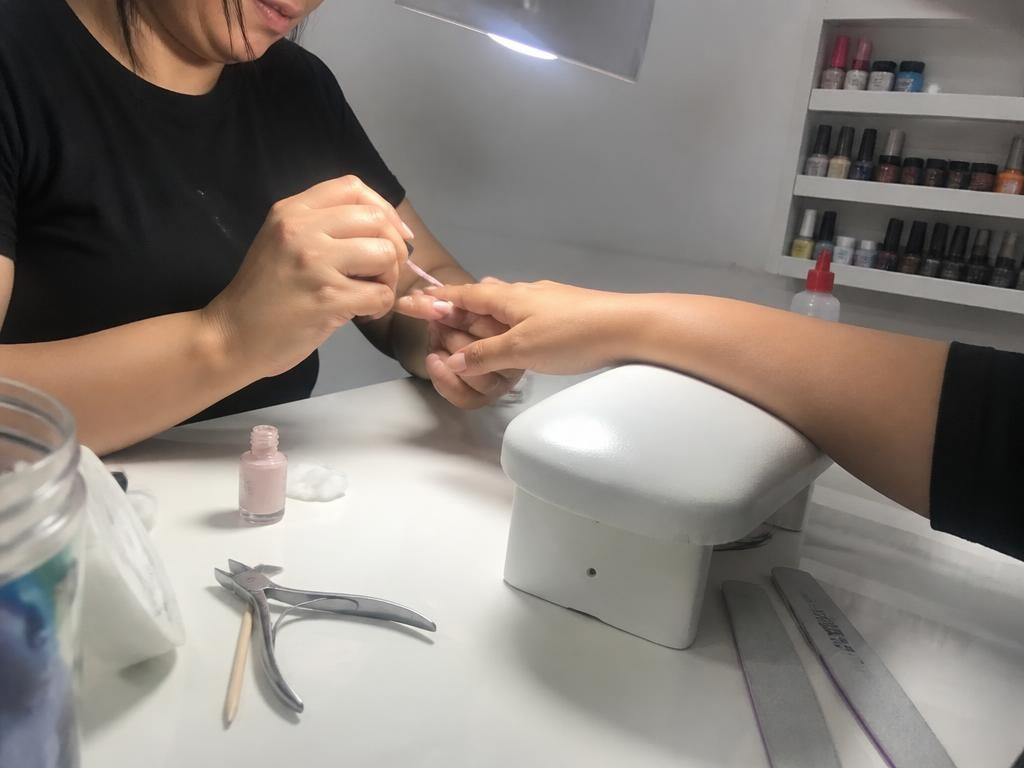 A foto crua de celular que a dona do estúdio tira no meio do expediente